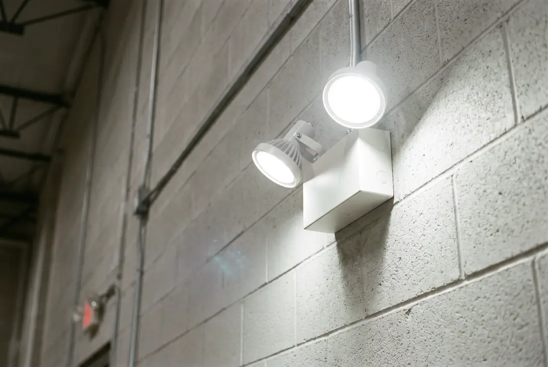 Twin-head emergency light fixture